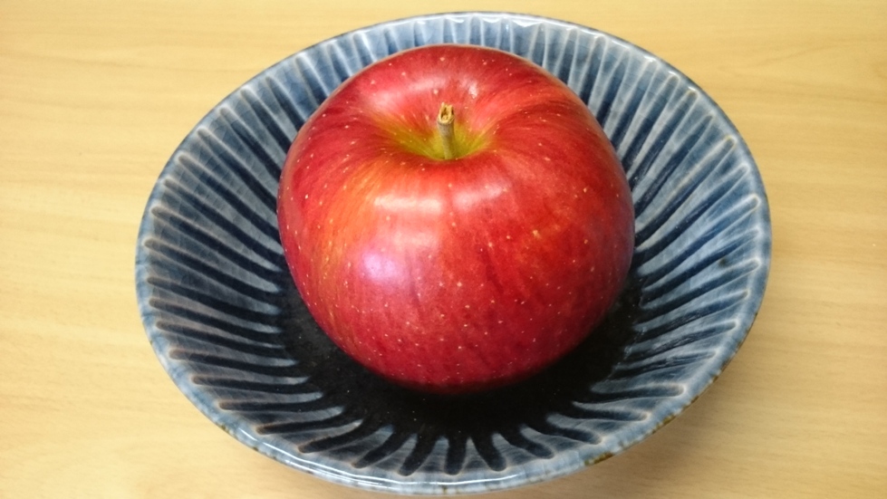 数あるりんごの中でも最もおいしい安曇野産のシナノスイートをお薦めします。　陶器：河井 久 作